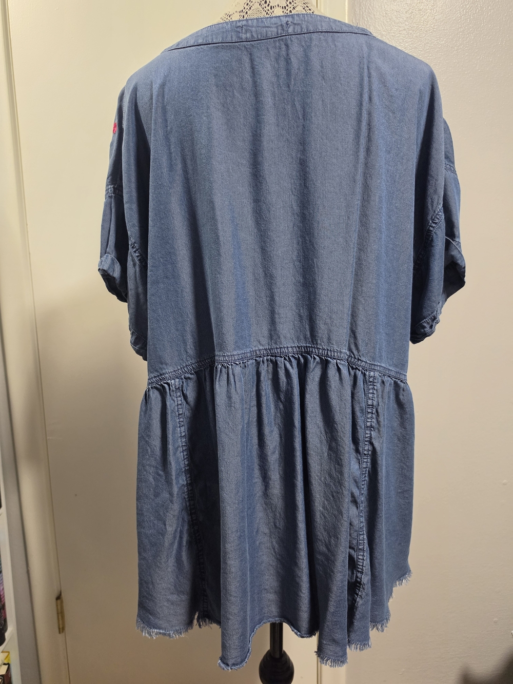 Cato Plus 22/24W Lyocell Chambray Embroidered Floral Peplum Tunic Top - Picture 2 of 4
